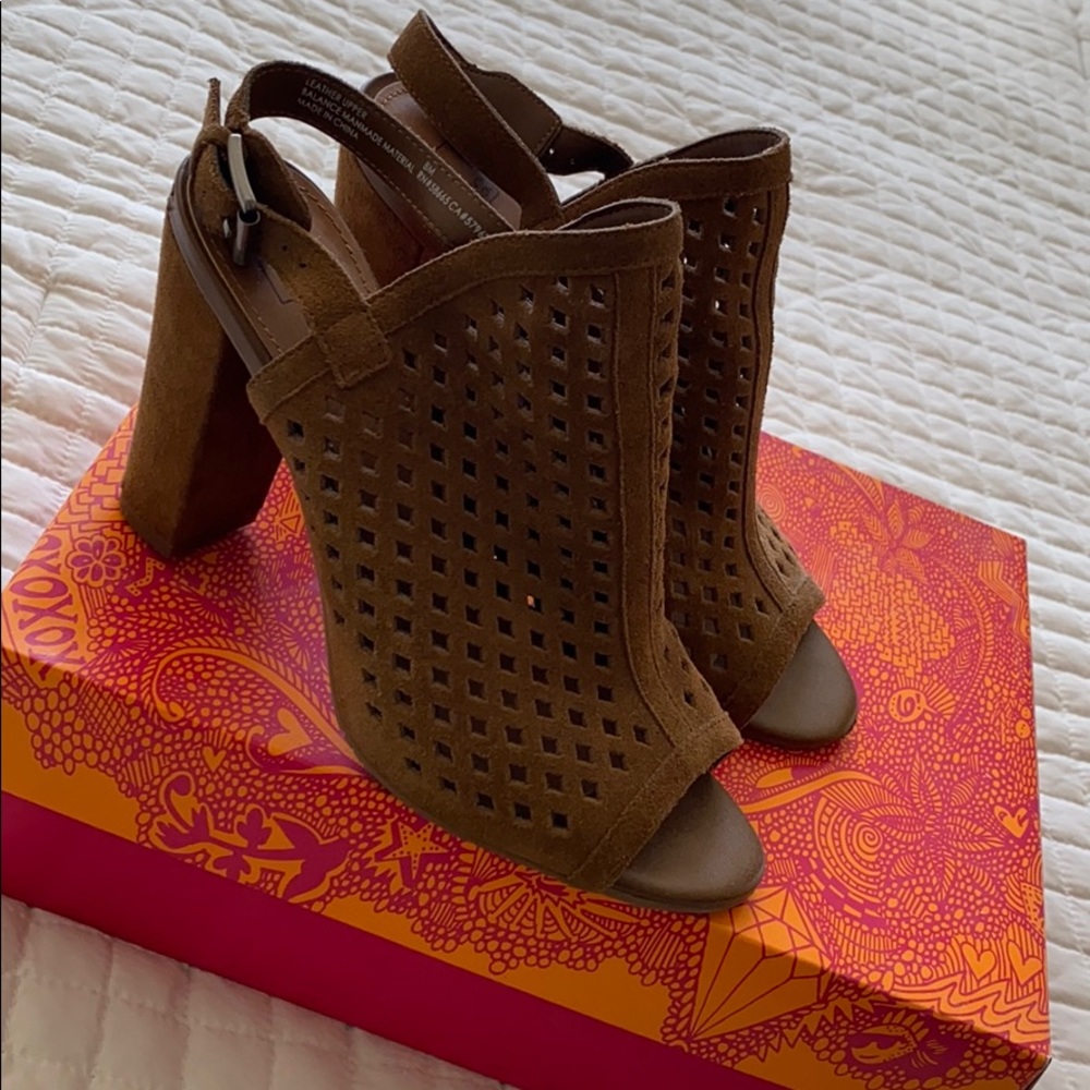 14th and Union 8 leather open toe